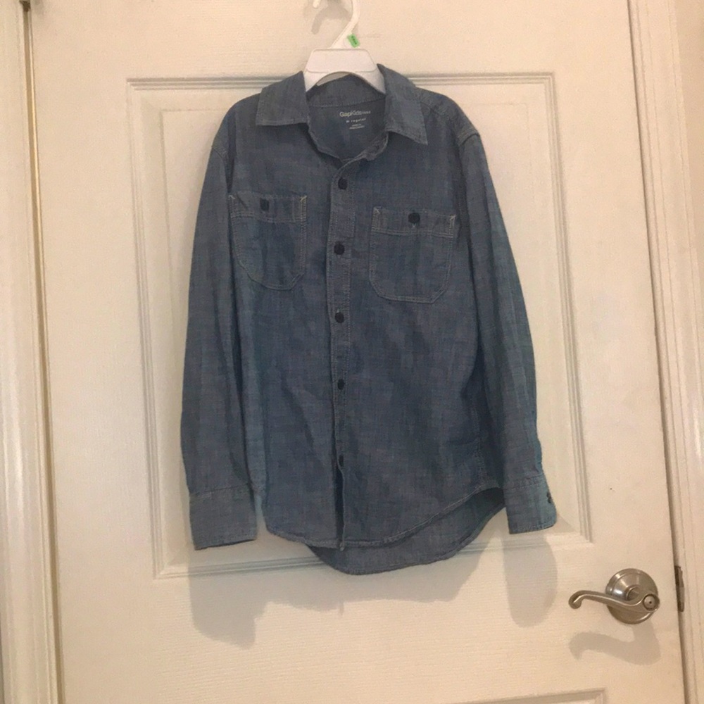 GapKids button up boys chambray shirt size Medium size 8-9. Blue!